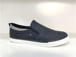 Los hombres se deslizan en los zapatos de PU